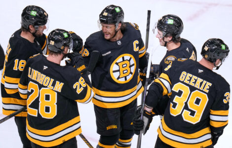 Pastrnak scores 2 goals, adds 2 assists in the Bruins' 6-1 rout of the Mammoth